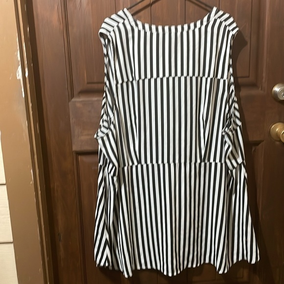 Torrid Black and White Sleeveless Tie Front Blouse size 5 - Picture 8 of 8